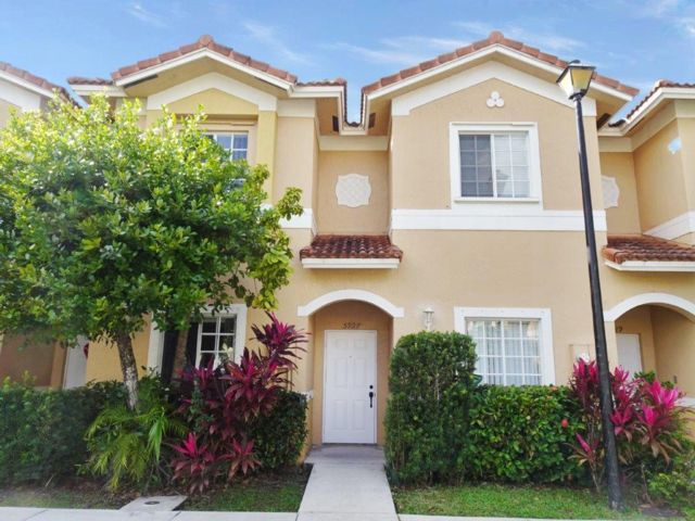 2 BR, 2.50 BTH Townhouse style home in Tamarac