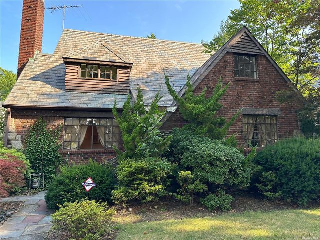  3 BR,  2.00 BTH  Tudor style home in Garden City