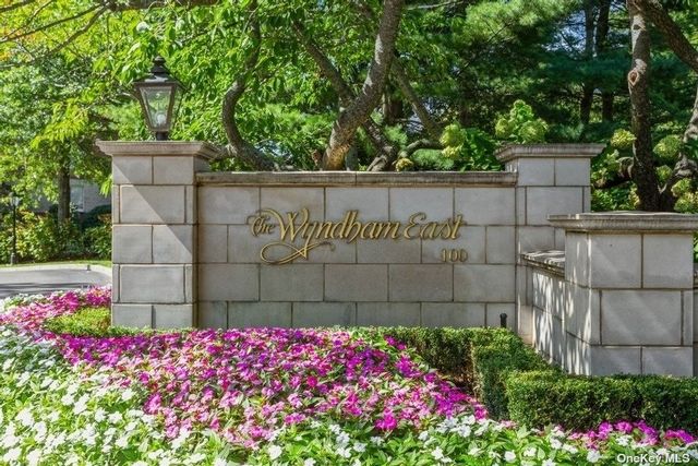  2 BR,  3.00 BTH  Mid-rise style home in Garden City