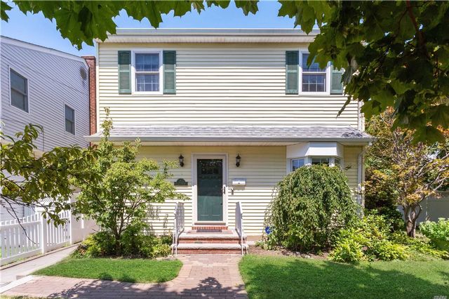  4 BR,  3.00 BTH  Colonial style home in Franklin Square