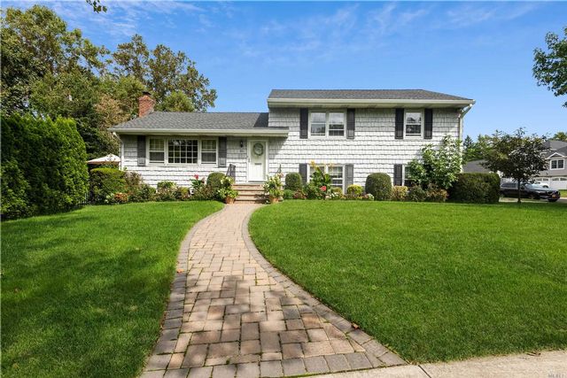  3 BR,  2.00 BTH  Split level style home in Garden City