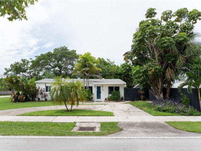  4 BR,  2.00 BTH   style home in Oakland Park