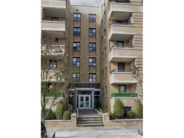  2 BR,  1.00 BTH &nbsp;Co-op style home in Manhattan Beach