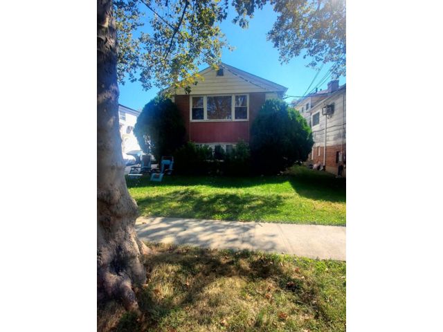  4 BR,  2.00 BTH &nbsp;Split style home in Canarsie