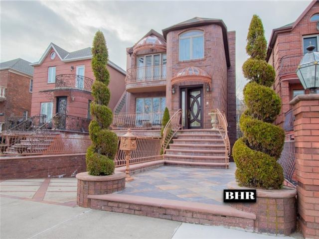  3 BR,  3.50 BTH &nbsp;Duplex style home in Brighton Beach