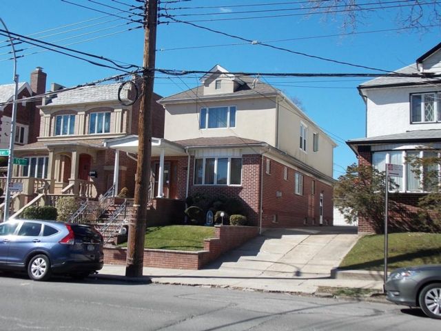  5 BR,  3.00 BTH &nbsp;2 story style home in Bay Ridge