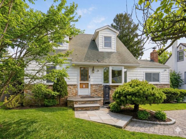  4 BR,  2.00 BTH &nbsp;Cape style home in West Babylon