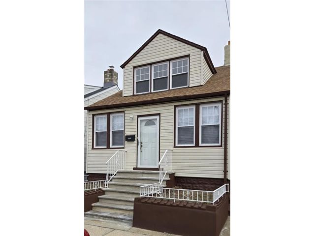  3 BR,  2.00 BTH &nbsp;Duplex style home in Brooklyn
