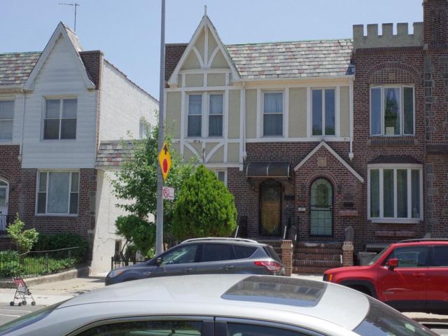  7 BR,  3.00 BTH &nbsp;2 story style home in Bay Ridge