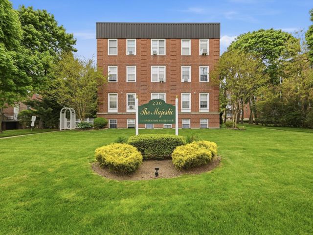  2 BR,  1.00 BTH &nbsp;Co-op style home in Lawrence