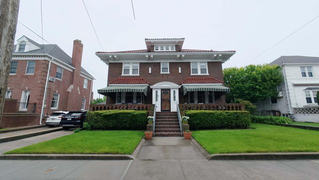 4 BR, 2.00 BTH Colonial style home in Belle Harbor