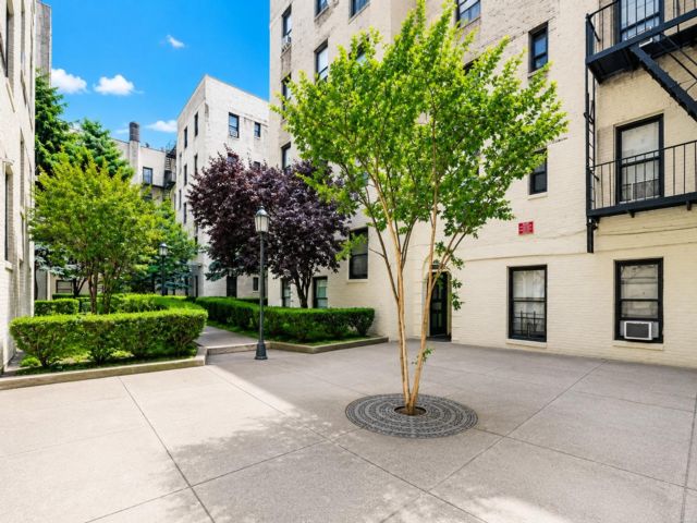  2 BR,  1.00 BTH &nbsp;Co-op style home in Astoria