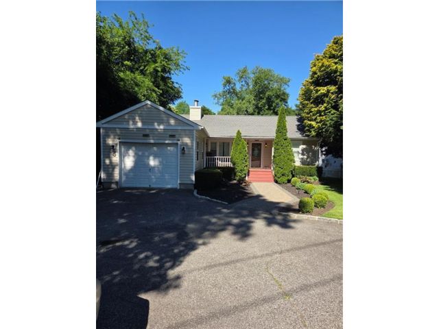  3 BR,  2.00 BTH &nbsp;Ranch style home in Melville