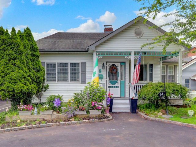  2 BR,  1.00 BTH &nbsp;Exp ranch style home in Amityville