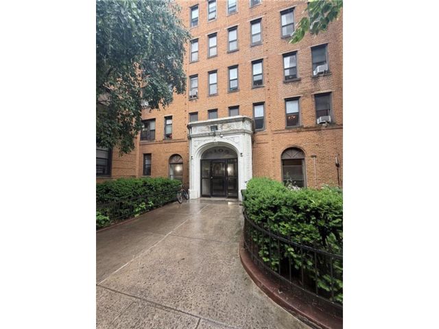  1 BR,  1.00 BTH &nbsp;Co-op style home in Brighton Beach
