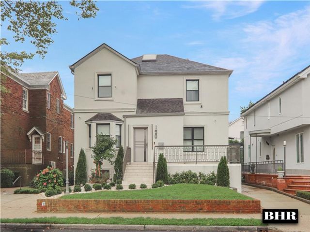  4 BR,  5.00 BTH &nbsp;Single family style home in Manhattan Beach