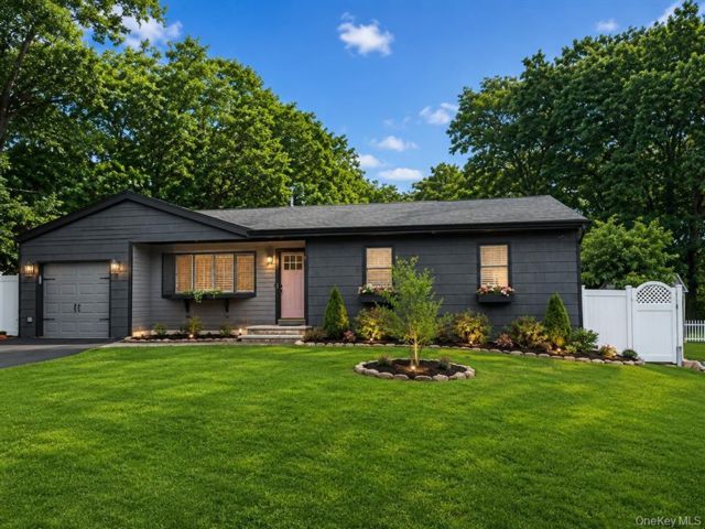  3 BR,  2.00 BTH &nbsp;Ranch style home in Medford