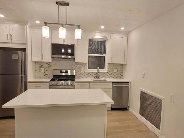  1 BR,  1.00 BTH &nbsp;Apartment style home in Elmhurst