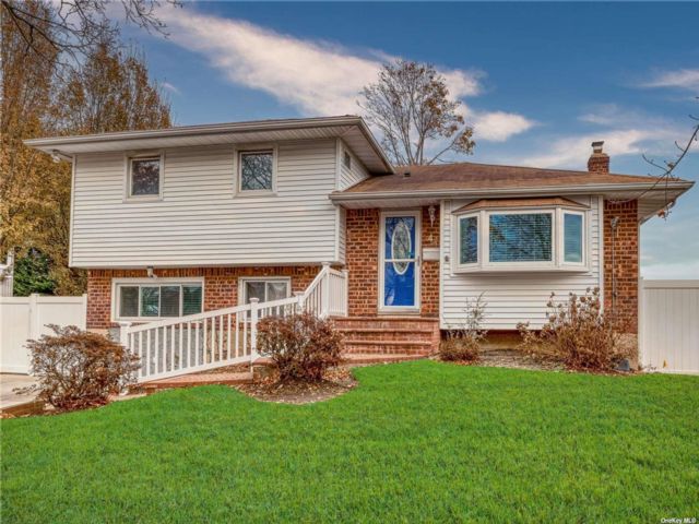  4 BR,  2.00 BTH  Split level style home in Plainview