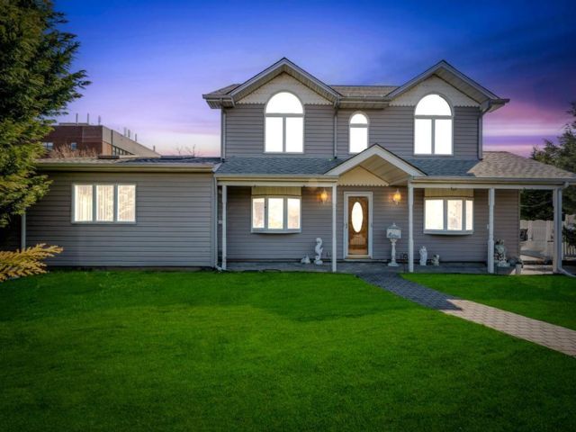  5 BR,  2.00 BTH  Exp cape style home in Levittown