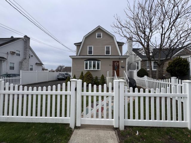  5 BR,  2.00 BTH  House style home in Freeport