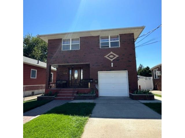  5 BR,  3.00 BTH  Hi ranch style home in Flushing