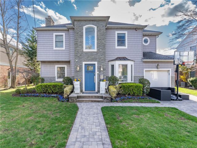  6 BR,  5.00 BTH  Colonial style home in Woodmere