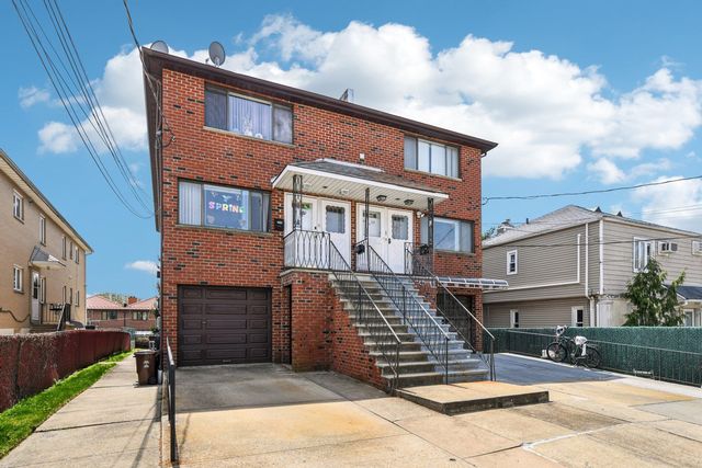  6 BR,  4.00 BTH  House style home in Whitestone