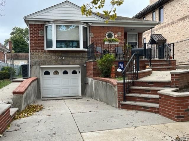 3 BR,  2.00 BTH &nbsp;Raised ranch style home in Flushing