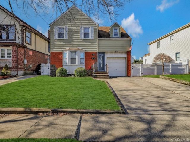  3 BR,  2.00 BTH &nbsp;Colonial style home in New Hyde Park