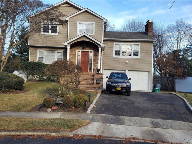  4 BR,  4.00 BTH &nbsp;Colonial style home in Merrick