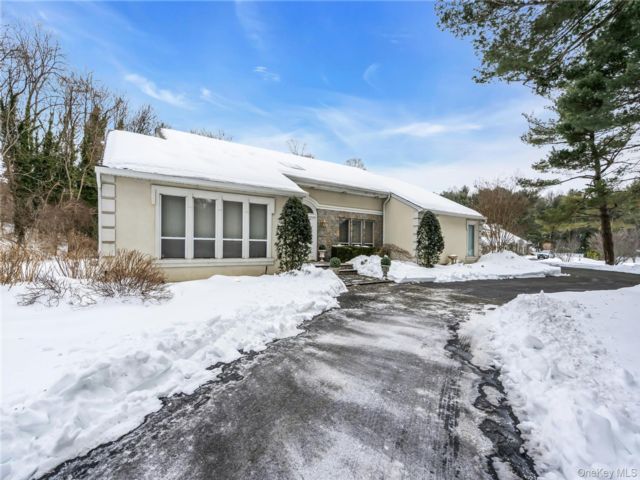  5 BR,  4.00 BTH &nbsp;Contemporary style home in Old Westbury