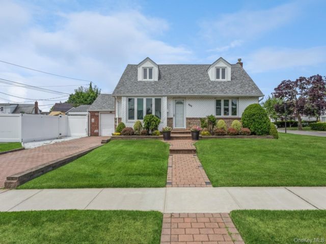  4 BR,  3.00 BTH &nbsp;Exp cape style home in Franklin Square