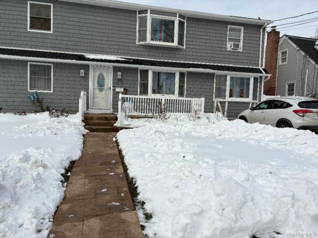  3 BR,  1.00 BTH &nbsp;Exp cape style home in Copiague