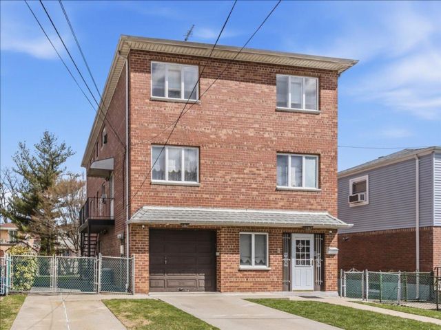  7 BR,  5.00 BTH &nbsp;Colonial style home in Bayside