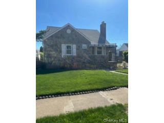  3 BR,  1.00 BTH &nbsp;Cape cod style home in New Hyde Park