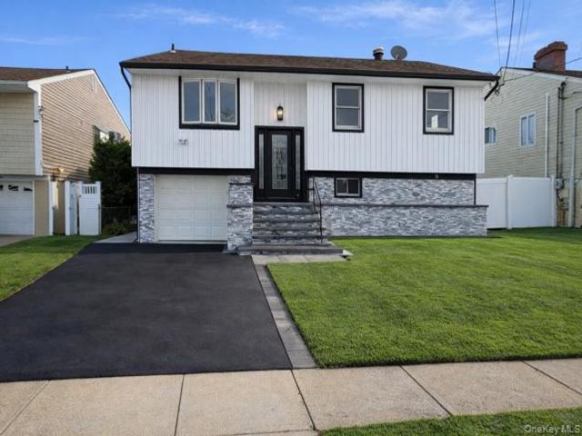  3 BR,  2.00 BTH &nbsp;Hi ranch style home in Freeport