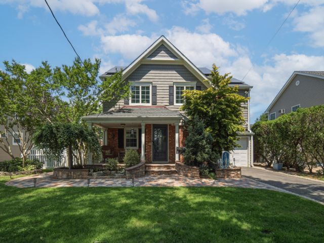  4 BR,  4.00 BTH &nbsp;Colonial style home in New Hyde Park