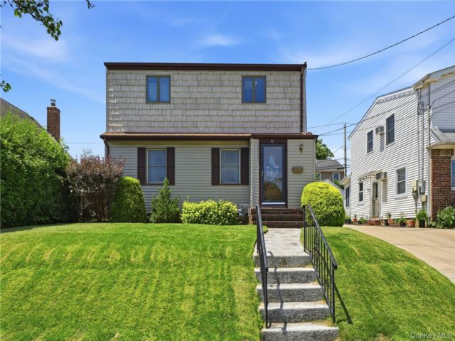  4 BR,  2.00 BTH &nbsp;Colonial style home in New Hyde Park