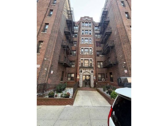 2 BR,  1.00 BTH &nbsp;High rise style home in Elmhurst