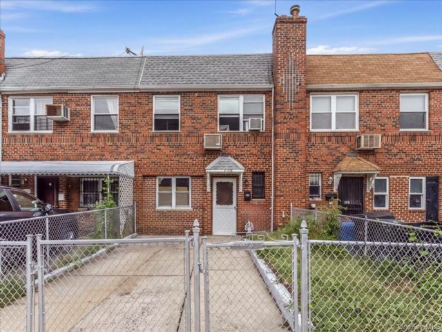  2 BR,  2.00 BTH &nbsp;Row dwelling style home in Jackson Heights