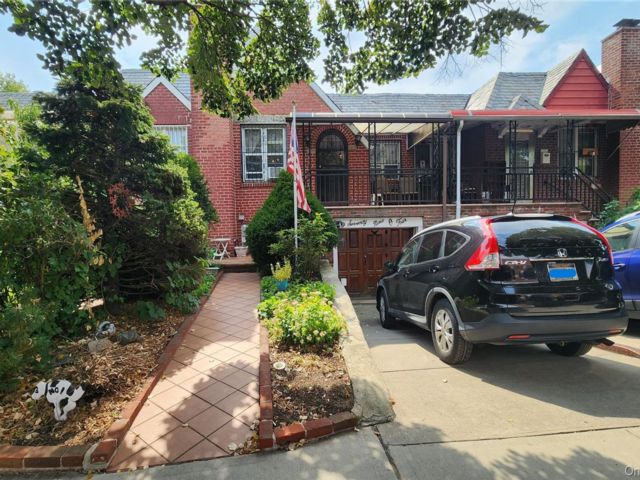  2 BR,  2.00 BTH &nbsp;House style home in Elmhurst